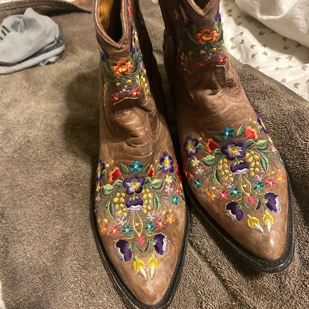 Old Gringo beautiful boots gently worn great condition.